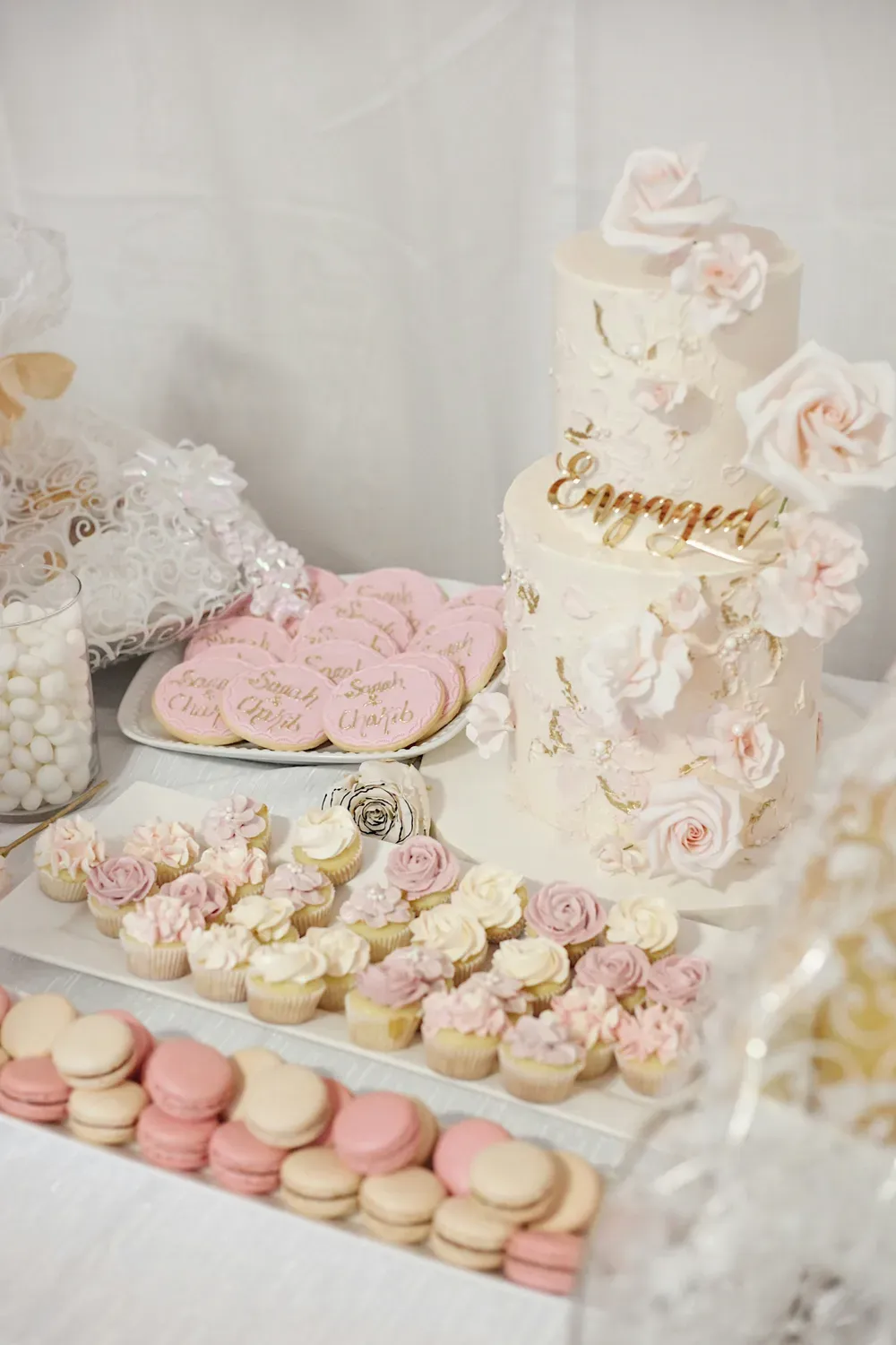 Décor de fiançailles romantique Table D’Or, bougies et mise en scène intime